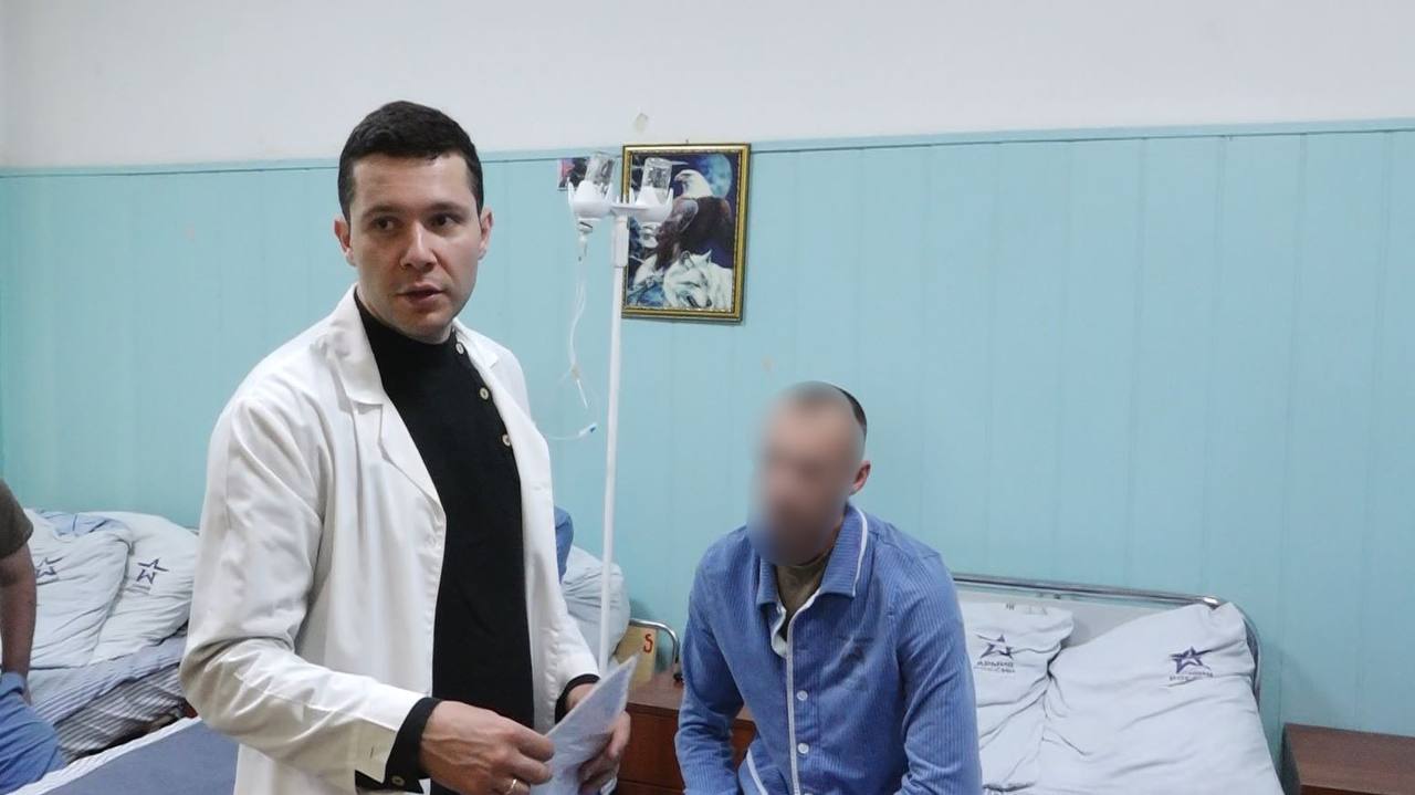 Алиханов навестил в госпитале участников СВО