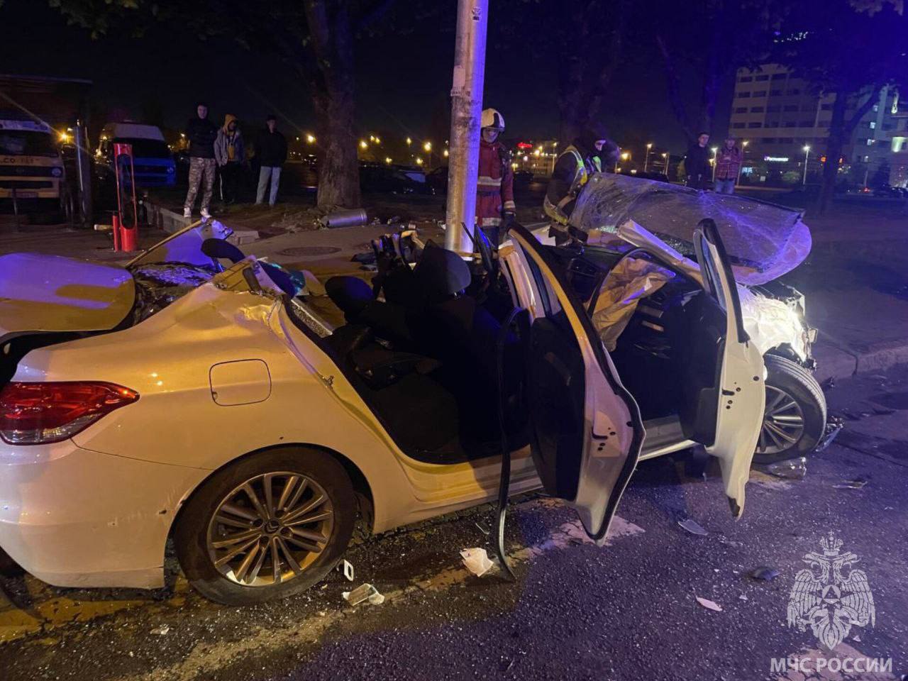 Калининградские спасатели срезали крышу машины, чтобы вытащить пострадавшего в аварии водителя 