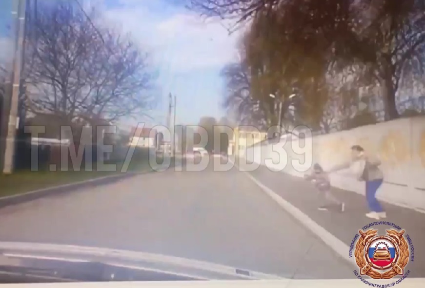 ГИБДД опубликовало видео, на котором водитель иномарки сбил 7-летнего ребенка