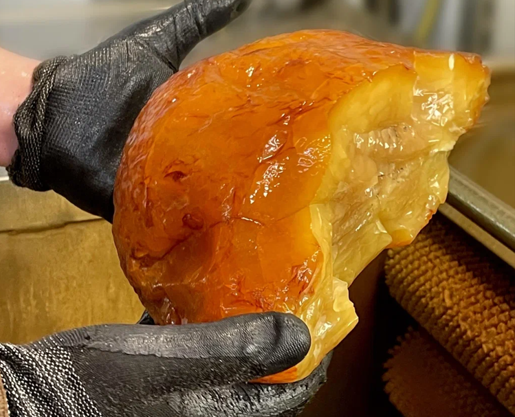 Больше 2 килограммов: на Янтарном комбинате добыли самый крупный самородок за последние четыре года Больше 2 килограммов: на Янтарном комбинате добыли самый крупный самородок за последние четыре года