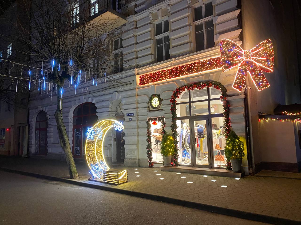 Новогоднее волшебство в Советске: предприниматели начали украшать витрины Новогоднее волшебство в Советске: предприниматели начали украшать витрины