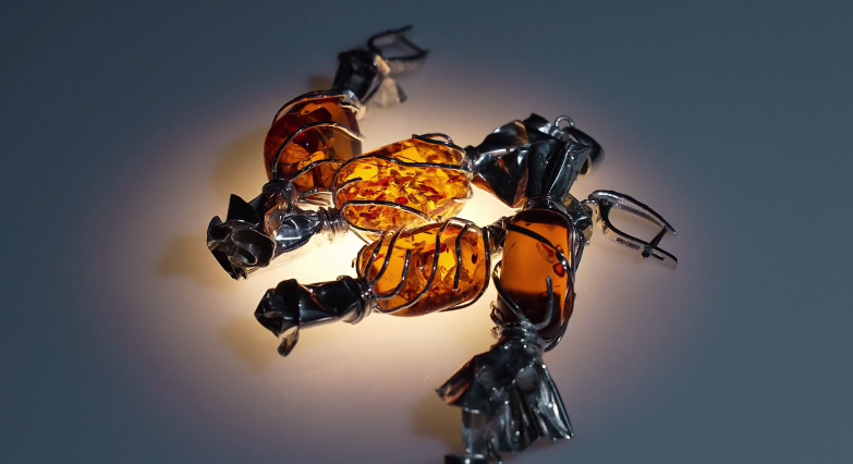 На Калининградском янтарном комбинате изготовили украшения в виде янтарных конфет На Калининградском янтарном комбинате изготовили украшения в виде янтарных конфет