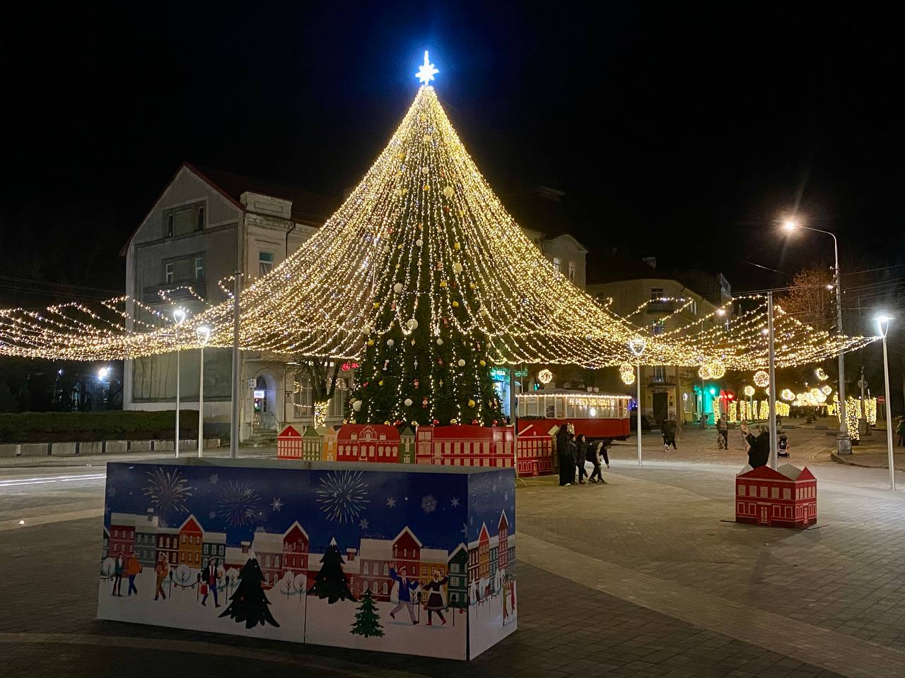 Ёлка в Советске получила шатёр из гирлянд Ёлка в Советске получила шатёр из гирлянд