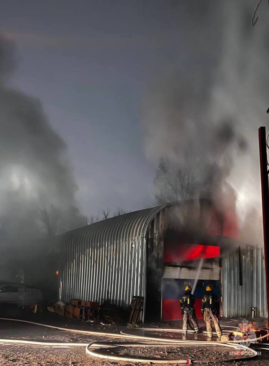 На Московском проспекте горел автосервис: огонь уничтожил 4 машины На Московском проспекте горел автосервис: огонь уничтожил 4 машины
