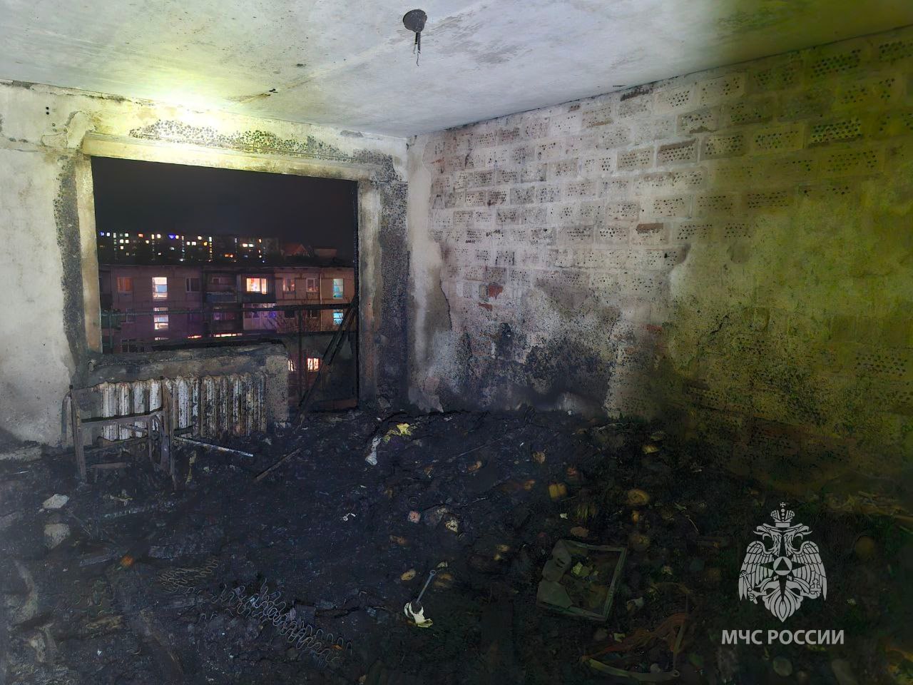 Спасли шесть человек: на улице Победы в многоэтажке горела квартира Спасли шесть человек: на улице Победы в многоэтажке горела квартира