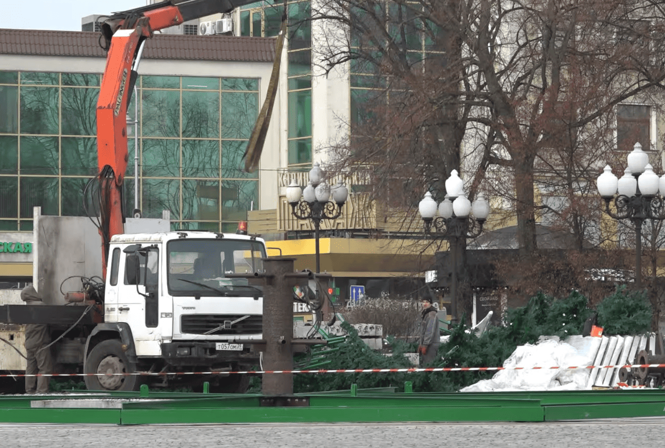 В центре Калининграда начали устанавливать новую новогоднюю ёлку В центре Калининграда начали устанавливать новую новогоднюю ёлку