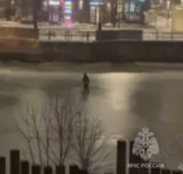 Лёд трещал под ногами: в Калининграде спасли подростков, вышедших на озеро в парке Южном Лёд трещал под ногами: в Калининграде спасли подростков, вышедших на озеро в парке Южном