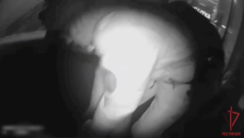 Росгвардейцы помогли женщине, которая упала у торгового центра на Театральной Росгвардейцы помогли женщине, которая упала у торгового центра на Театральной