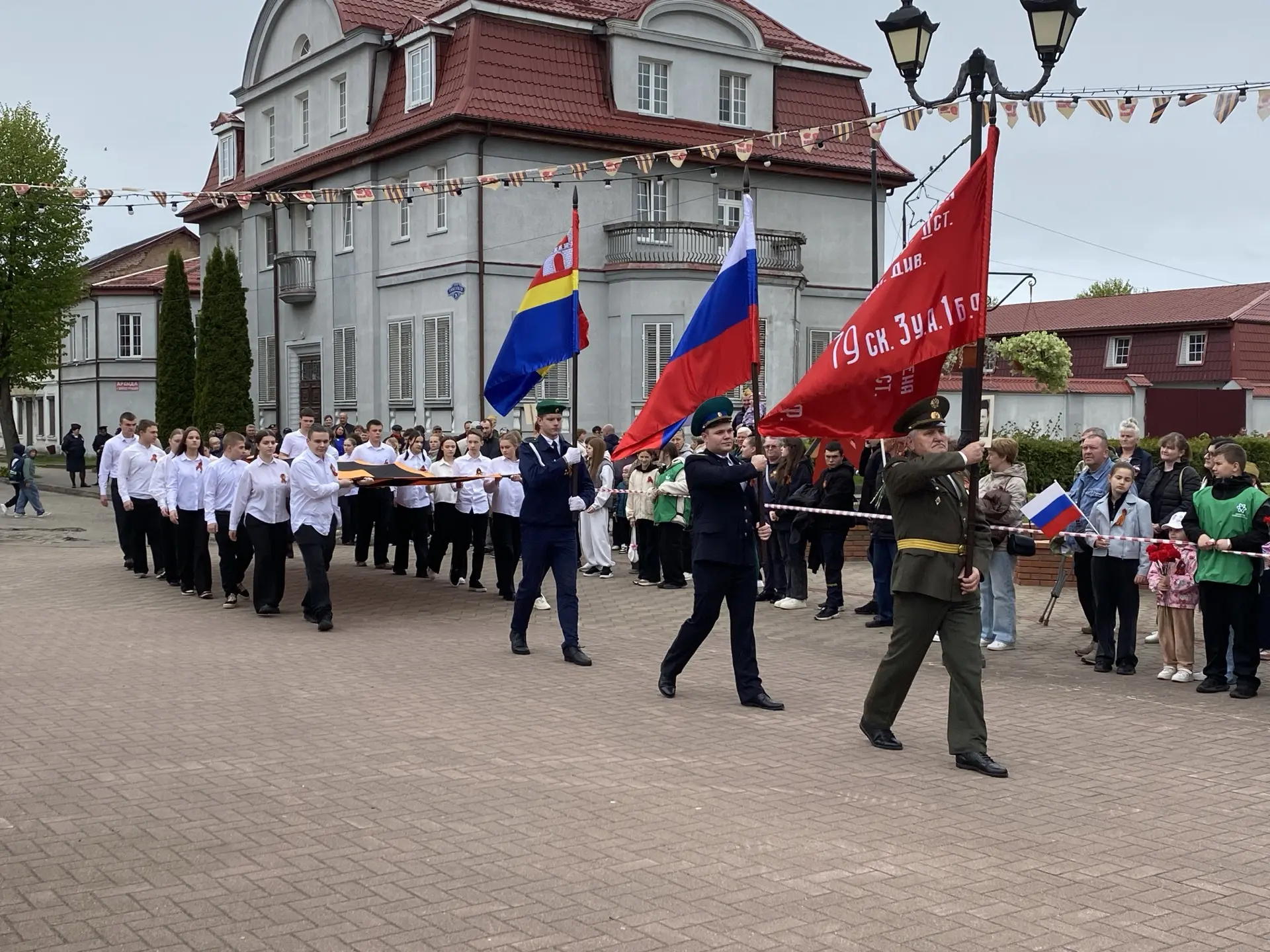 Возложение цветов, смотр строя и песни и праздничный концерт: как в Славске проходит День Победы Возложение цветов, смотр строя и песни и праздничный концерт: как в Славске проходит День Победы