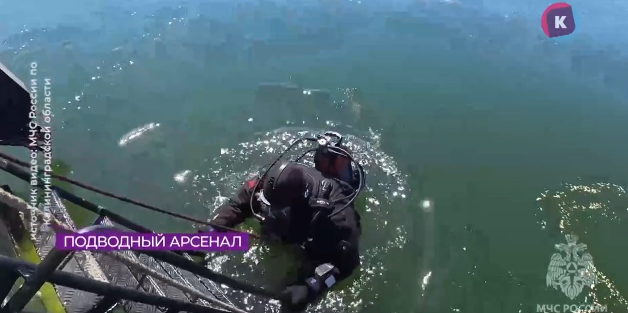 Водолазы обезвреживают боеприпасы с затонувшей баржи в Балтийске Водолазы обезвреживают боеприпасы с затонувшей баржи в Балтийске