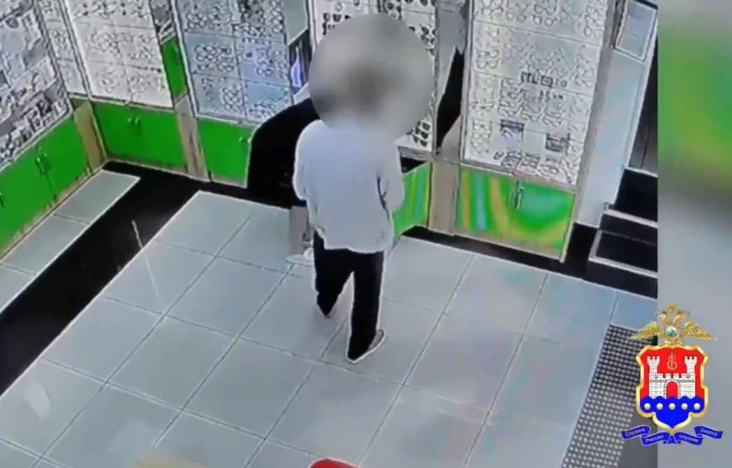 В Калининграде по горячим следам задержали мужчину, которого подозревают в краже из магазина оптики В Калининграде по горячим следам задержали мужчину, которого подозревают в краже из магазина оптики