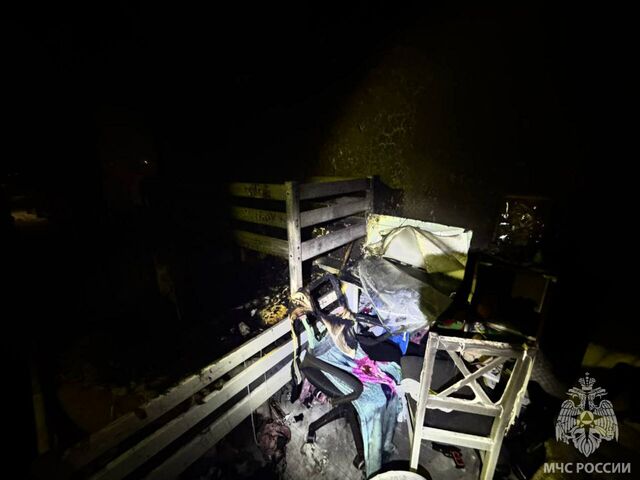 Двоих детей и двух женщин вывели пожарные из горящего дома в Светлом Двоих детей и двух женщин вывели пожарные из горящего дома в Светлом