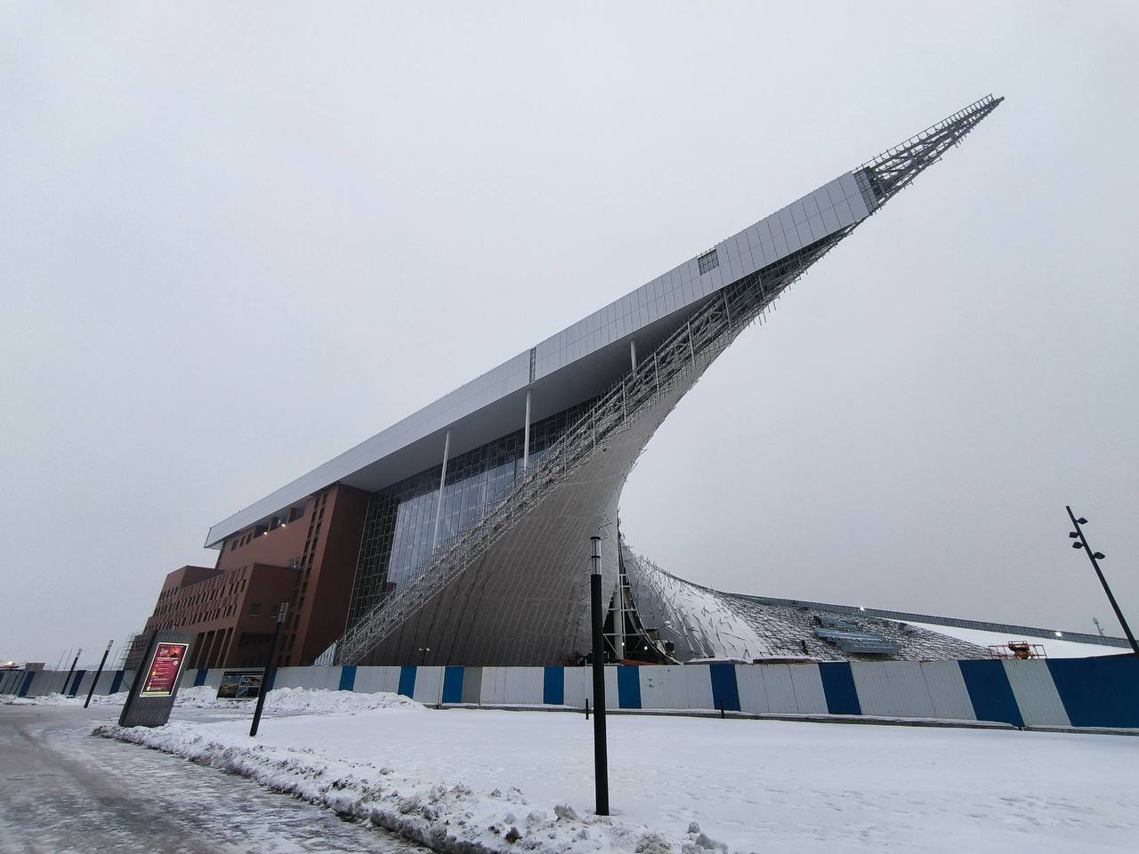 Строители завершили витражи филиала Большого театра в Калининграде Строители завершили витражи филиала Большого театра в Калининграде