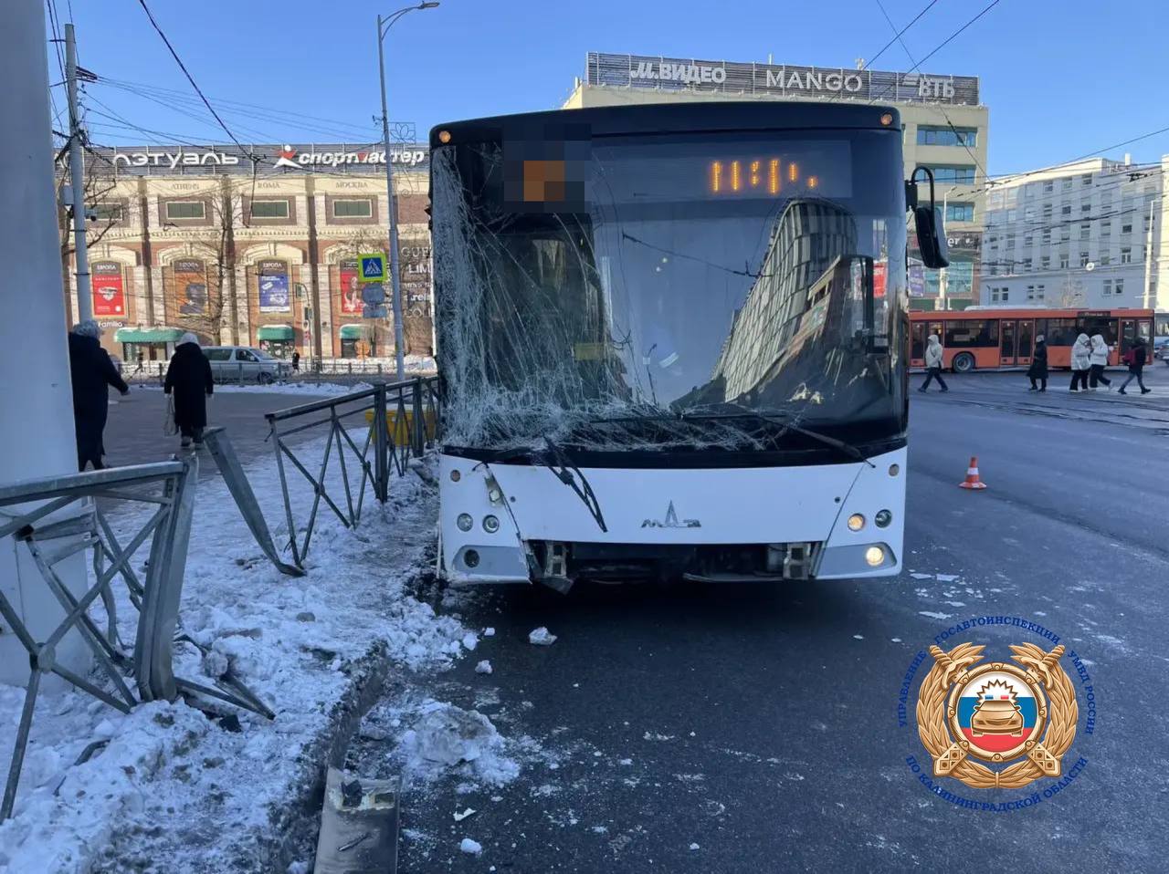 Автобус врезался в ограждение и столб на Черняховского в Калининграде: пострадали водитель и четверо пассажиров Автобус врезался в ограждение и столб на Черняховского в Калининграде: пострадали водитель и четверо пассажиров