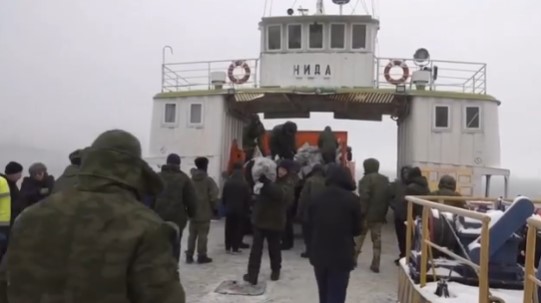 Лекарства, продукты и уголь: Балтийская коса обеспечена всем необходимым несмотря на сложную ледовую обстановку Лекарства, продукты и уголь: Балтийская коса обеспечена всем необходимым несмотря на сложную ледовую обстановку