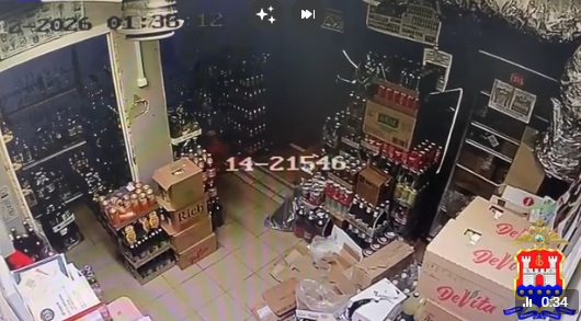 В Калининграде ночью поймали воров, пытавшихся вынести напитки из магазина В Калининграде ночью поймали воров, пытавшихся вынести напитки из магазина