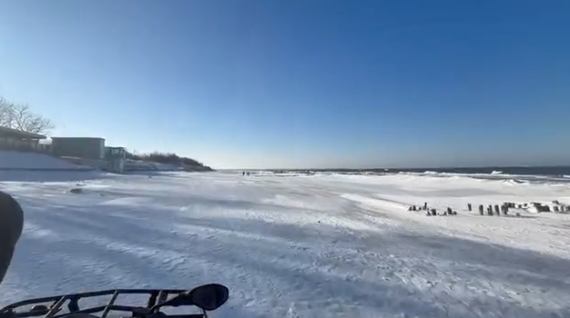 В Зеленоградске сотрудники на квадроциклах отгоняют отдыхающих от кромки льда В Зеленоградске сотрудники на квадроциклах отгоняют отдыхающих от кромки льда