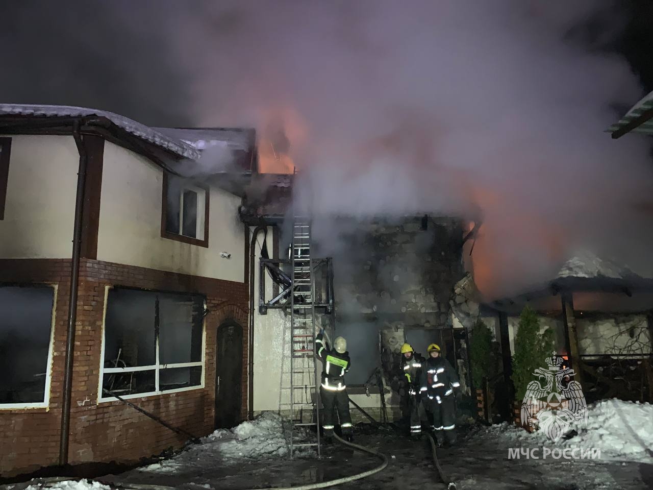 В Яблоневке горела частная баня на площади 250 квадратных метров В Яблоневке горела частная баня на площади 250 квадратных метров