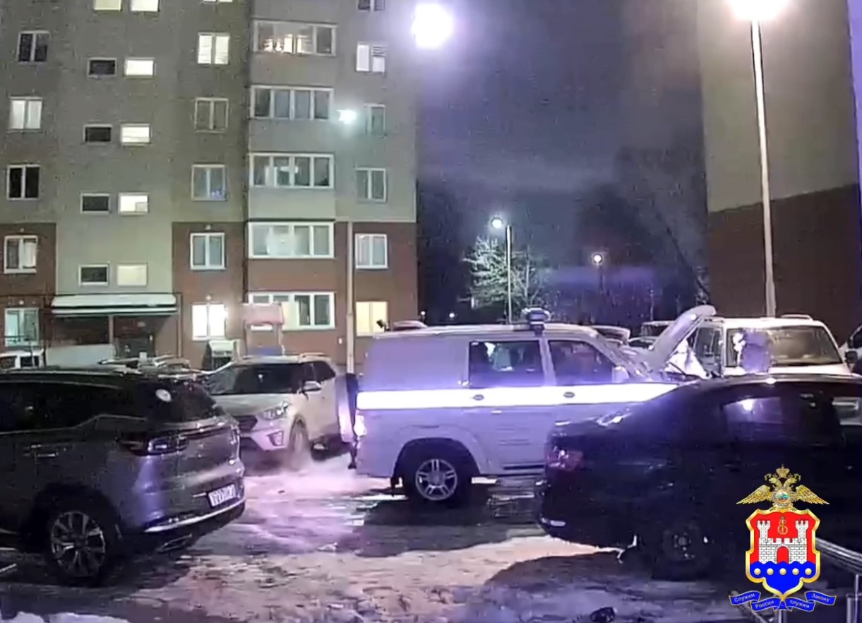 Калининградские полицейские помогли женщине завести машину на морозе Калининградские полицейские помогли женщине завести машину на морозе