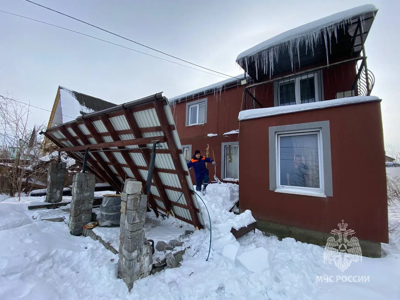 В СНТ «Победа» спасатели МЧС освободили парализованного мужчину из снежного плена В СНТ «Победа» спасатели МЧС освободили парализованного мужчину из снежного плена