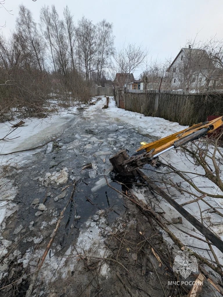 В Калининграде водитель экскаватора погиб после падения техники в выгребную яму В Калининграде водитель экскаватора погиб после падения техники в выгребную яму