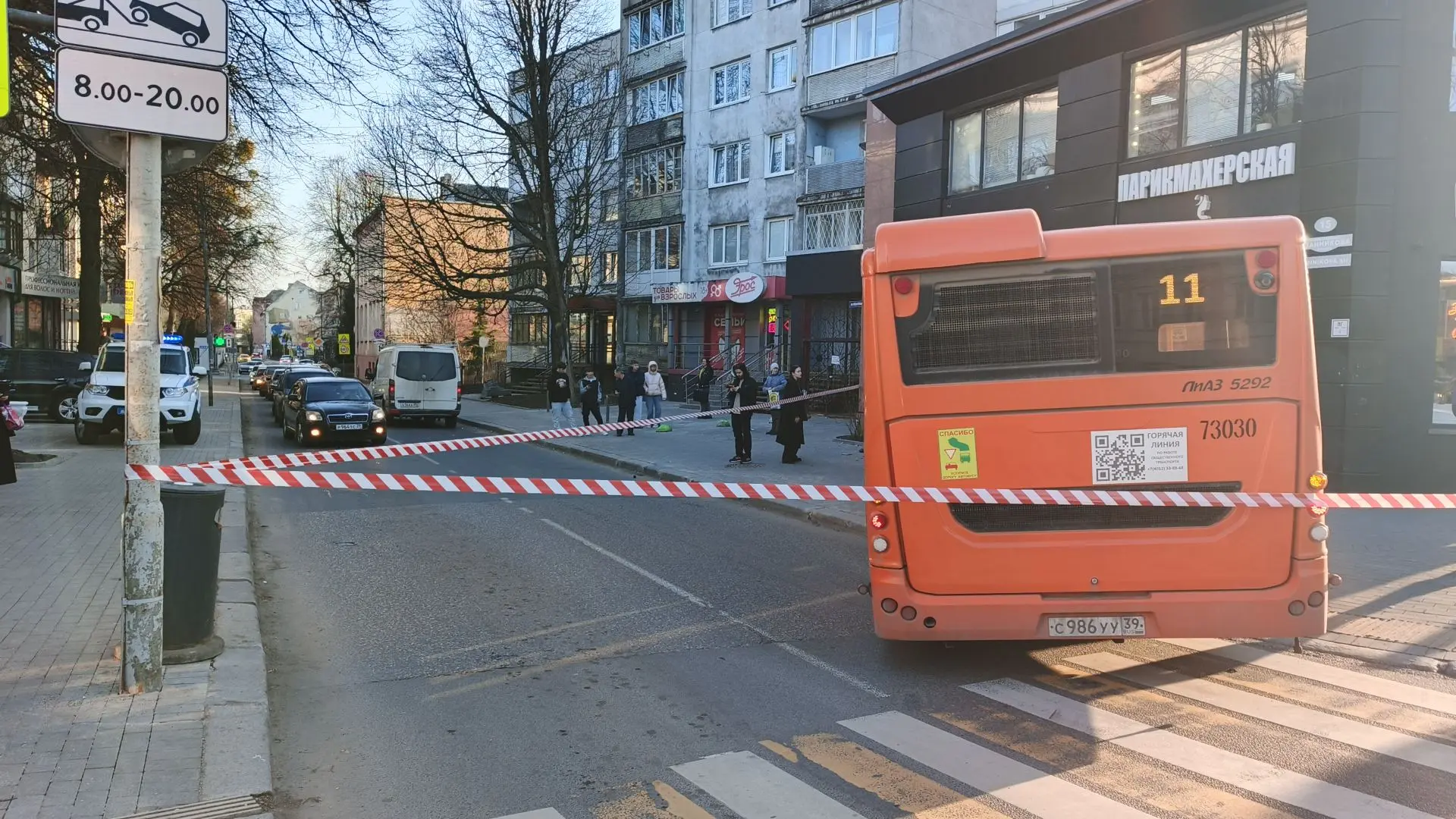 В Калининграде автобус врезался в магазин на перекрёстке Черняховского и Иванникова В Калининграде автобус врезался в магазин на перекрёстке Черняховского и Иванникова