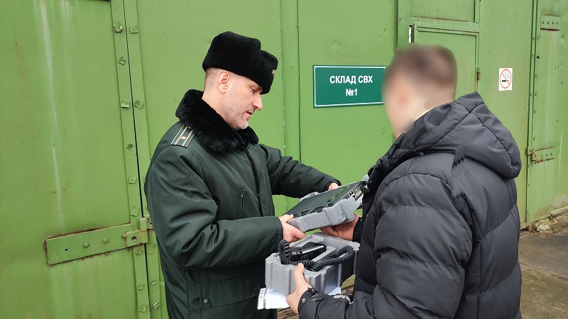Калининградские таможенники передали военным изъятый терминал спутниковой связи Калининградские таможенники передали военным изъятый терминал спутниковой связи