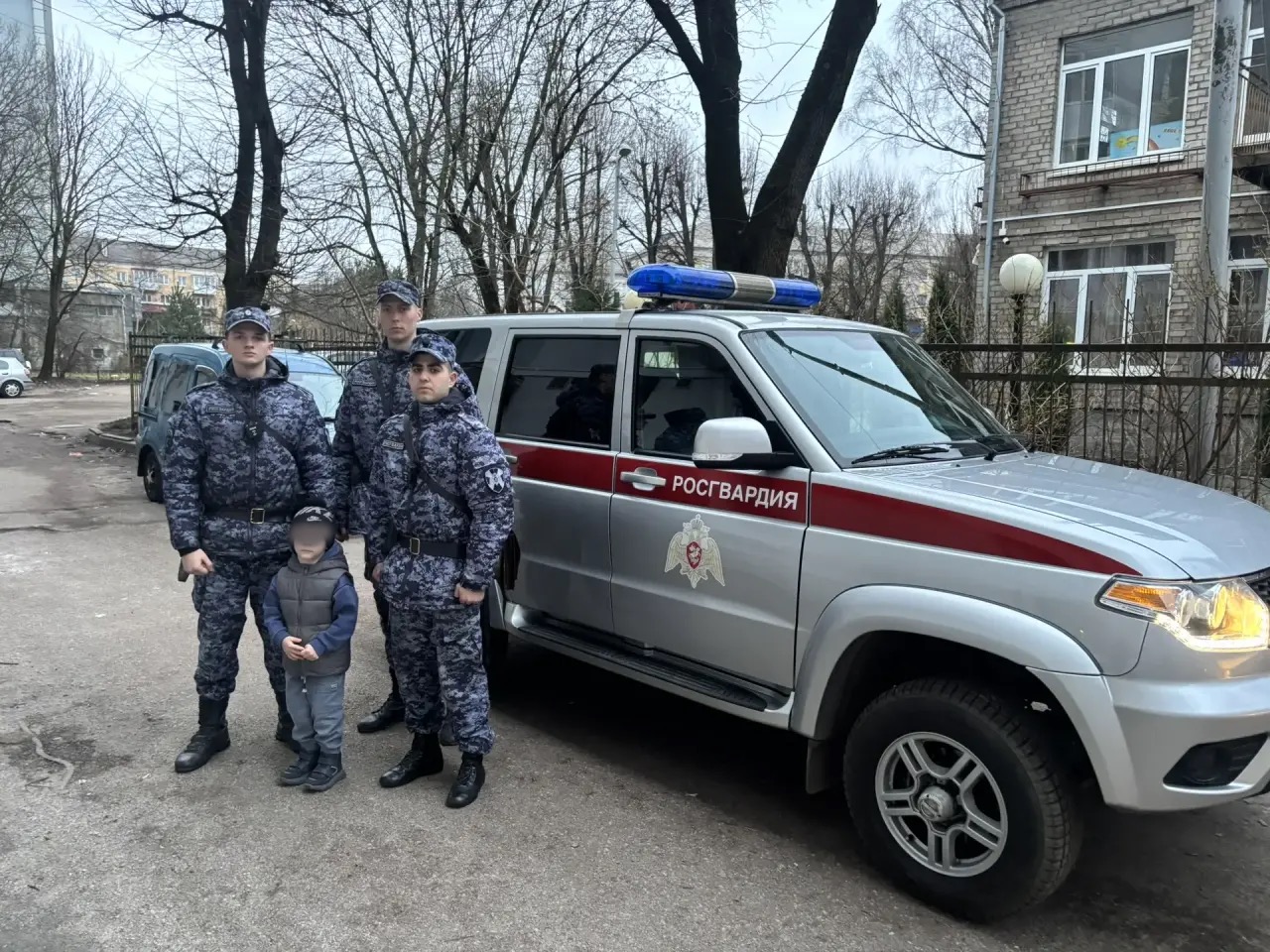 Калининградские росгвардейцы вернули маме 4-летнего ребёнка, который потерялся на улице Калининградские росгвардейцы вернули маме 4-летнего ребёнка, который потерялся на улице