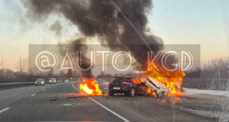 На «Берлинке» после столкновения двух машин начался пожар На «Берлинке» после столкновения двух машин начался пожар