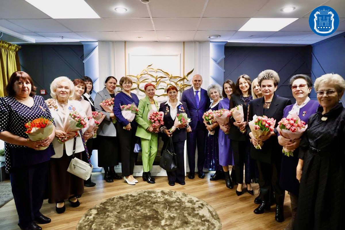 Губернатор провел встречу с женщинами, которые внесли большой вклад в развитие региона Губернатор провел встречу с женщинами, которые внесли большой вклад в развитие региона