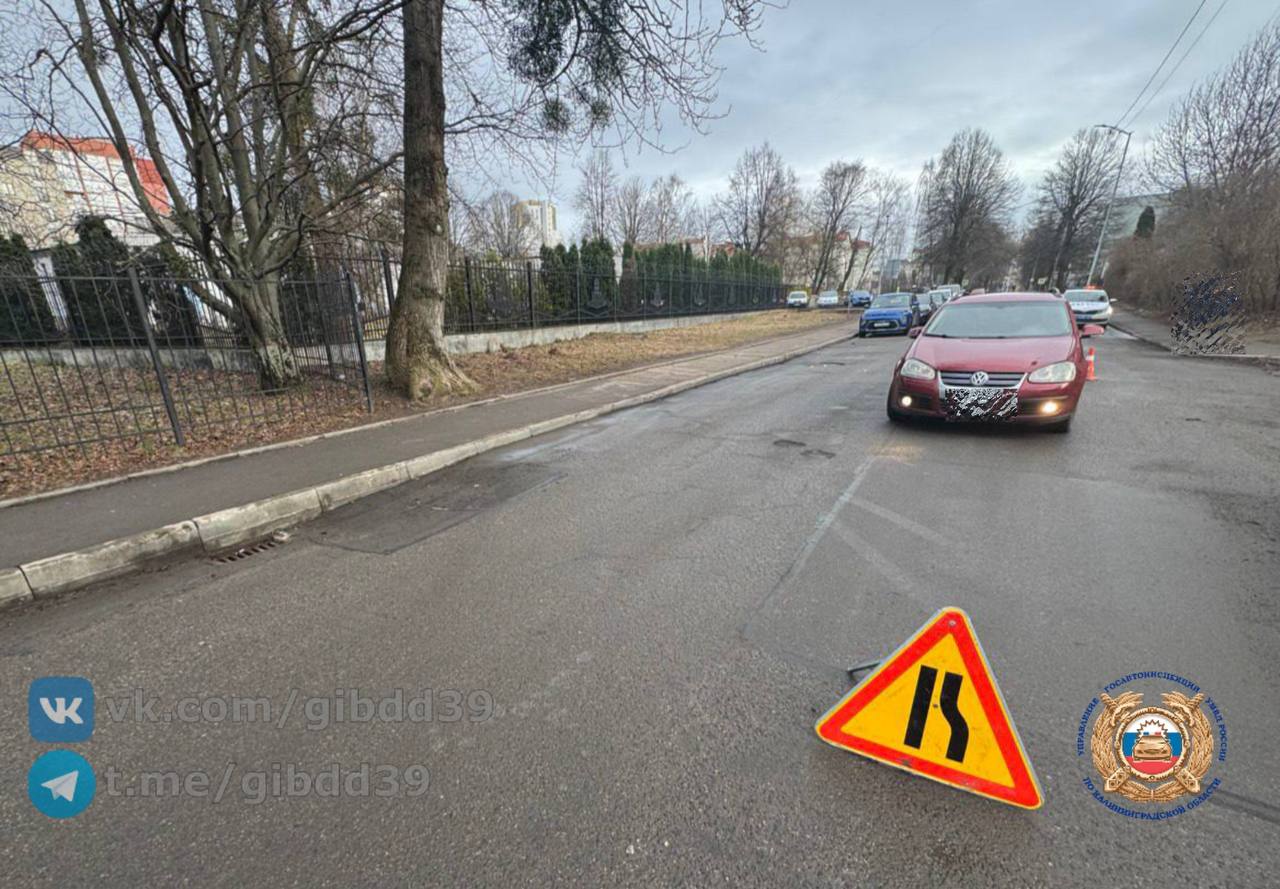 В Калининграде водитель «Фольксвагена» сбил школьницу, которая показалась на дороге из-за припаркованной машины В Калининграде водитель «Фольксвагена» сбил школьницу, которая показалась на дороге из-за припаркованной машины