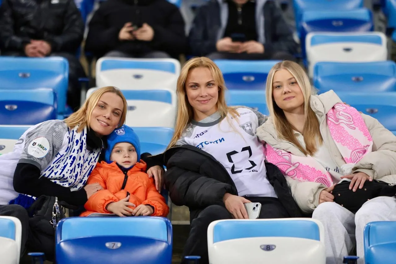 В Калининграде за «Балтику» болели актрисы Ольга и Татьяна Арнтгольц В Калининграде за «Балтику» болели актрисы Ольга и Татьяна Арнтгольц