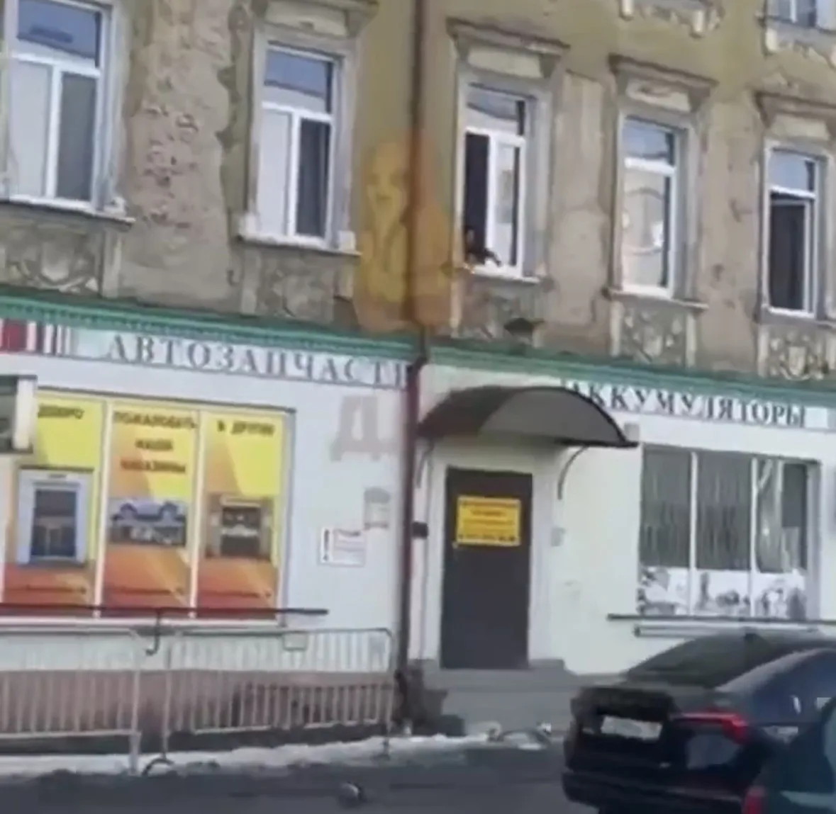 В Советске во время разборок из окна дома летели сковороды и кастрюли В Советске во время разборок из окна дома летели сковороды и кастрюли