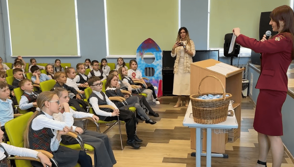 Сотрудники Роспотребнадзора учат калининградских детей мыть руки Сотрудники Роспотребнадзора учат калининградских детей мыть руки