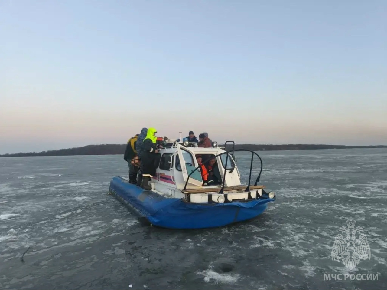61 человек оказался отрезан от суши во время рыбалки в Калининградском заливе 61 человек оказался отрезан от суши во время рыбалки в Калининградском заливе