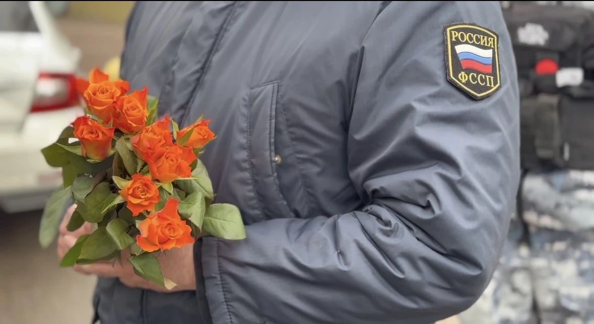 Цветы вместо штрафов: в Калининградской области госавтоинспекторы поздравили женщин с 8 марта Цветы вместо штрафов: в Калининградской области госавтоинспекторы поздравили женщин с 8 марта