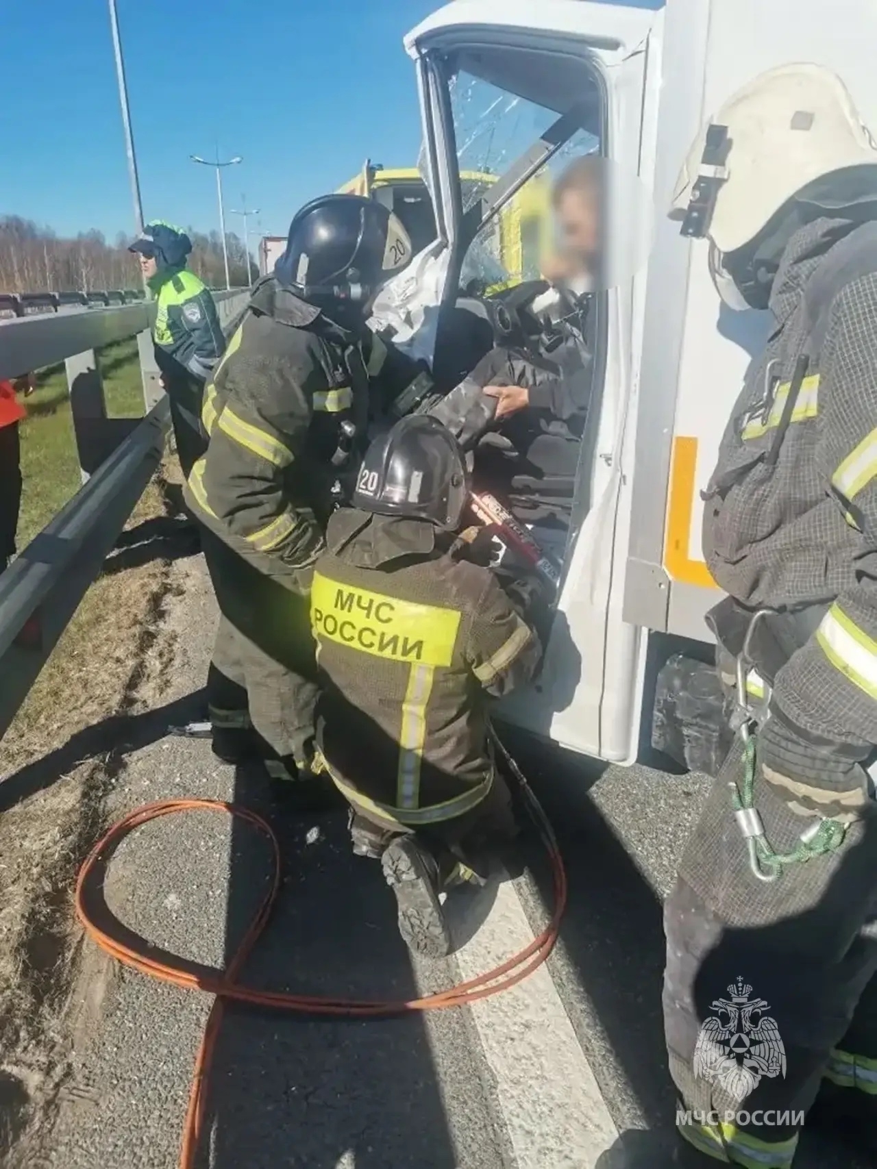 На Приморском кольце спасателям пришлось доставать водителя из кабины грузовика На Приморском кольце спасателям пришлось доставать водителя из кабины грузовика
