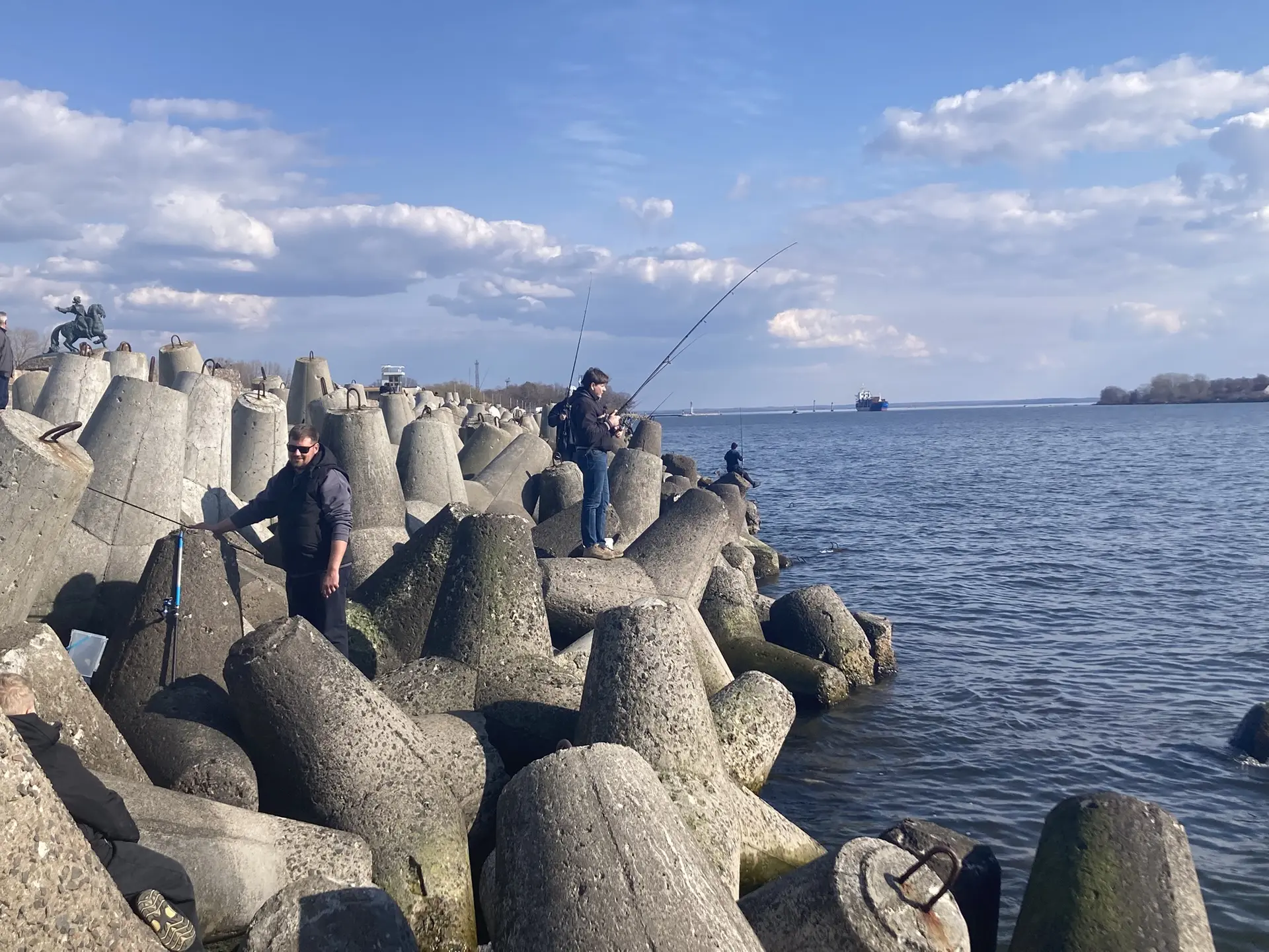 «Серебряная лихорадка»: в Балтийске рыбаки массово ловят салаку «Серебряная лихорадка»: в Балтийске рыбаки массово ловят салаку