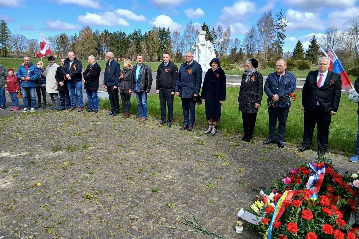Дипломаты почтили память советских воинов в польском Бранёво Дипломаты почтили память советских воинов в польском Бранёво
