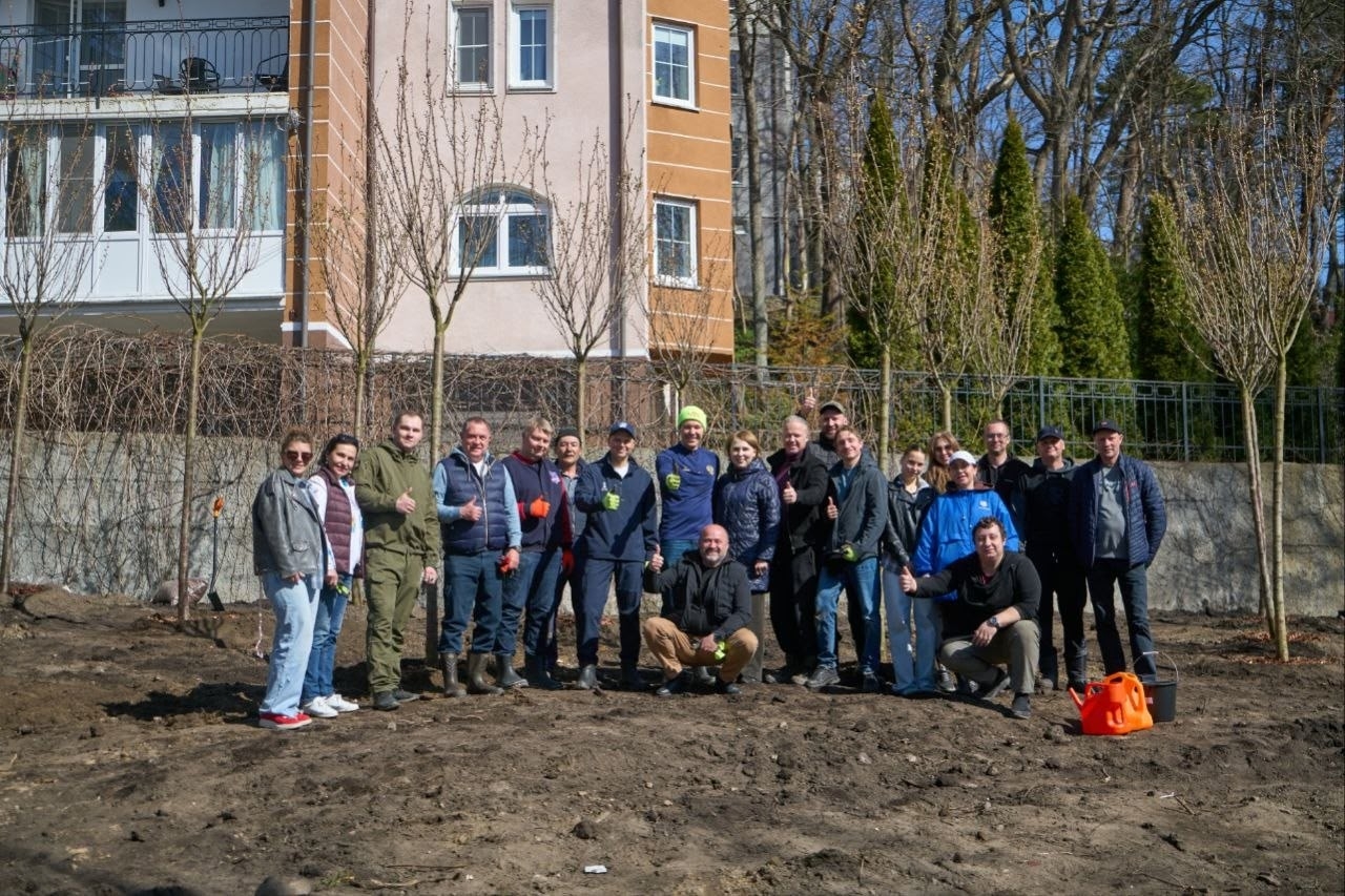 Антон Алиханов в отпуске приехал в Калининград сажать сакуры и другие деревья Антон Алиханов в отпуске приехал в Калининград сажать сакуры и другие деревья