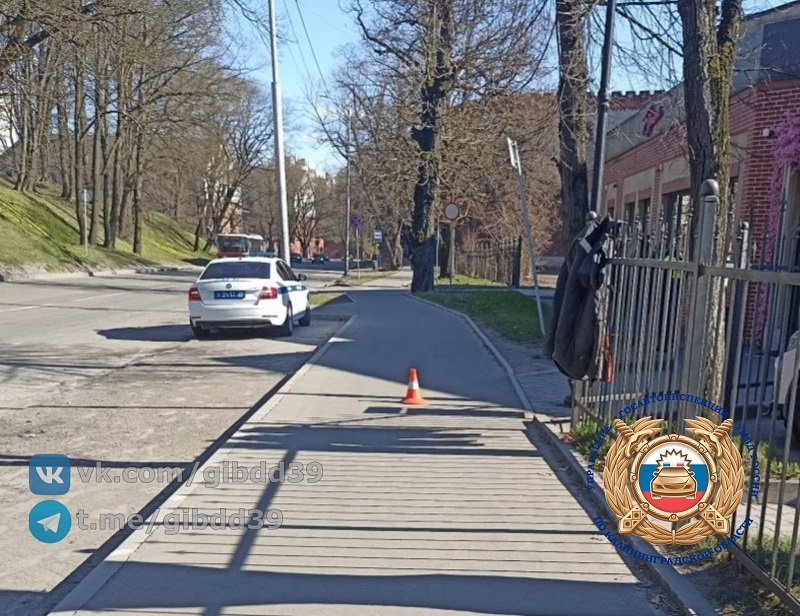 В Калининграде ищут водителя СИМ, который сбил пенсионерку на тротуаре В Калининграде ищут водителя СИМ, который сбил пенсионерку на тротуаре