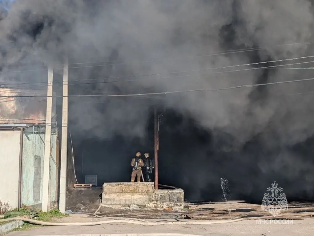 ️В Калининграде на Камской горят склады на площади 400 квадратных метров ️В Калининграде на Камской горят склады на площади 400 квадратных метров