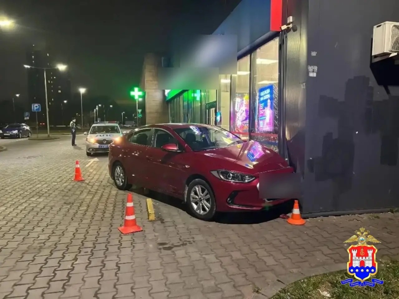 В Калининграде водитель «Хендай» врезался в здание и хватал полицейских за форму В Калининграде водитель «Хендай» врезался в здание и хватал полицейских за форму