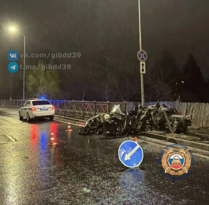 На Маршала Покрышкина «Хонда» врезалась в забор На Маршала Покрышкина «Хонда» врезалась в забор