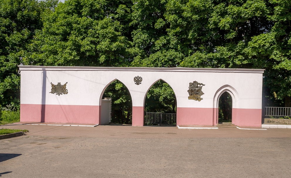 Знаковые места Янтарного края: декоративная стена с тремя стрельчатыми арочными проходами в Черняховске Знаковые места Янтарного края: декоративная стена с тремя стрельчатыми арочными проходами в Черняховске