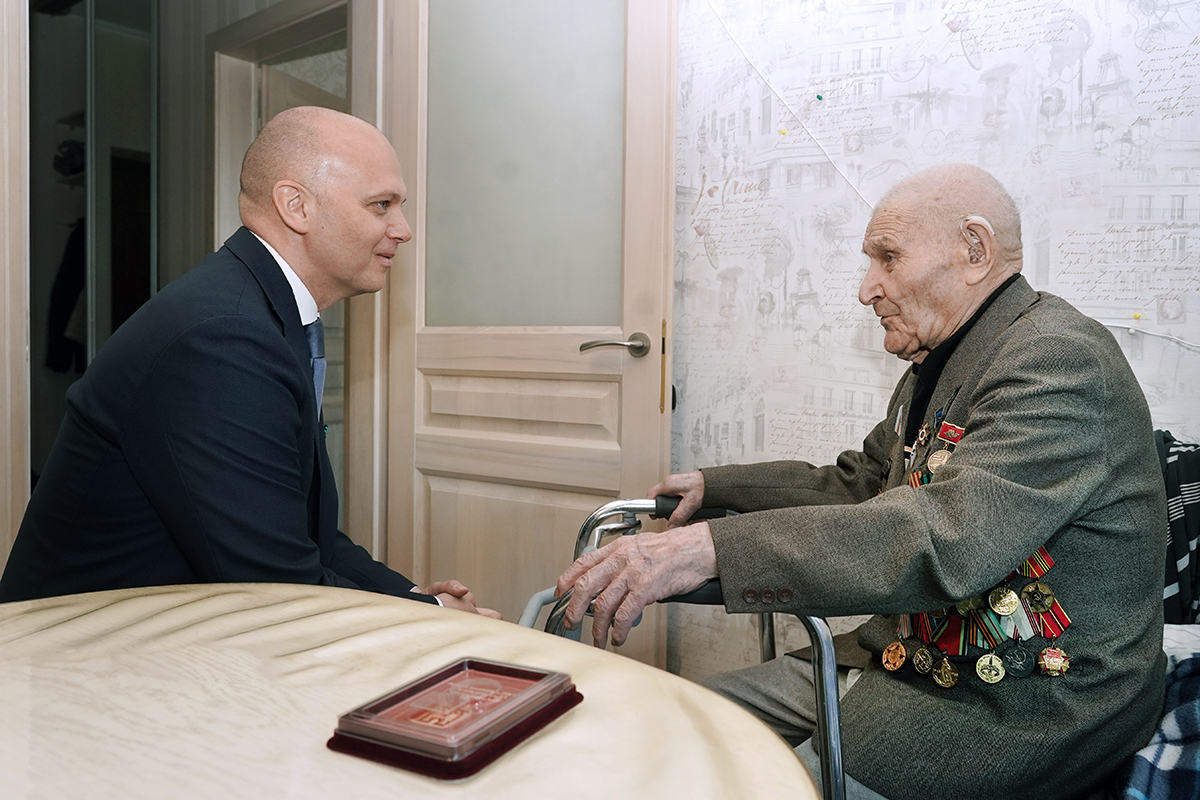 Алексей Беспрозванных вручил юбилейную медаль «80 лет Калининградской области» участнику штурма Кёнигсберга Алексей Беспрозванных вручил юбилейную медаль «80 лет Калининградской области» участнику штурма Кёнигсберга