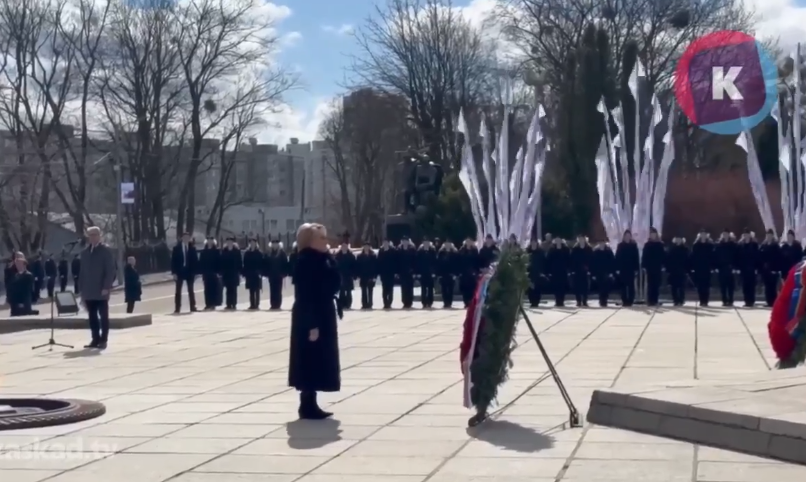 Валентина Матвиенко возложила цветы к мемориалу 1200 воинам-гвардейцам и прошлась по Философскому мосту Валентина Матвиенко возложила цветы к мемориалу 1200 воинам-гвардейцам и прошлась по Философскому мосту