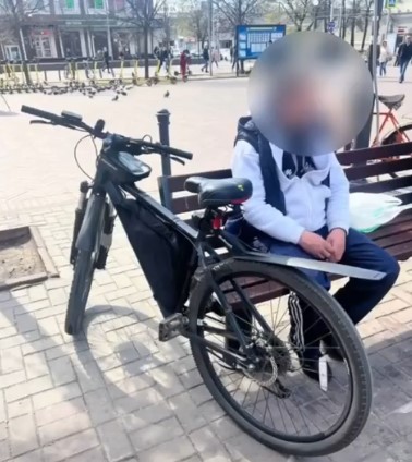 Посетитель одного из кафе на Советском проспекте украл велосипед у курьера Посетитель одного из кафе на Советском проспекте украл велосипед у курьера