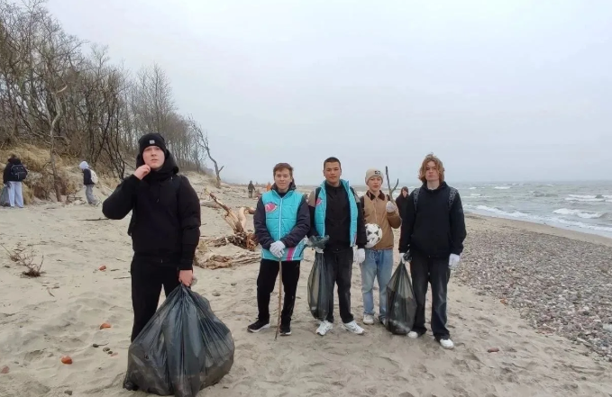 Больше 400 волонтеров очистили от мусора территорию Куршской косы Больше 400 волонтеров очистили от мусора территорию Куршской косы