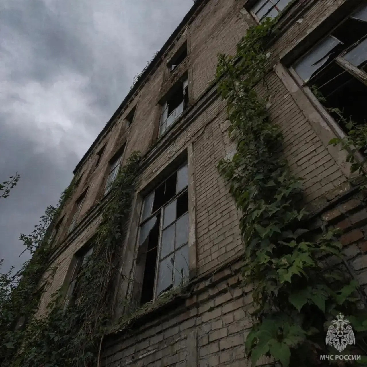 В Черняховске 12-летний подросток выпал из окна заброшки во время игры В Черняховске 12-летний подросток выпал из окна заброшки во время игры